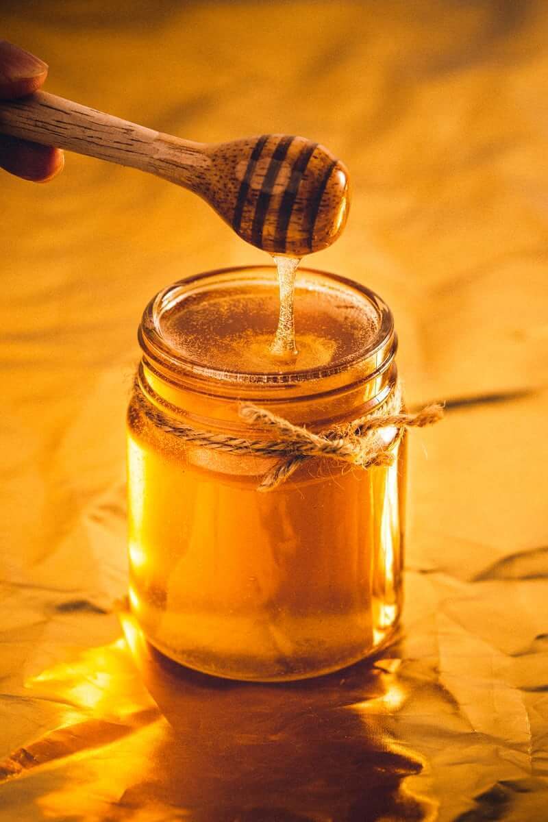 wild honey glassbottel gold background